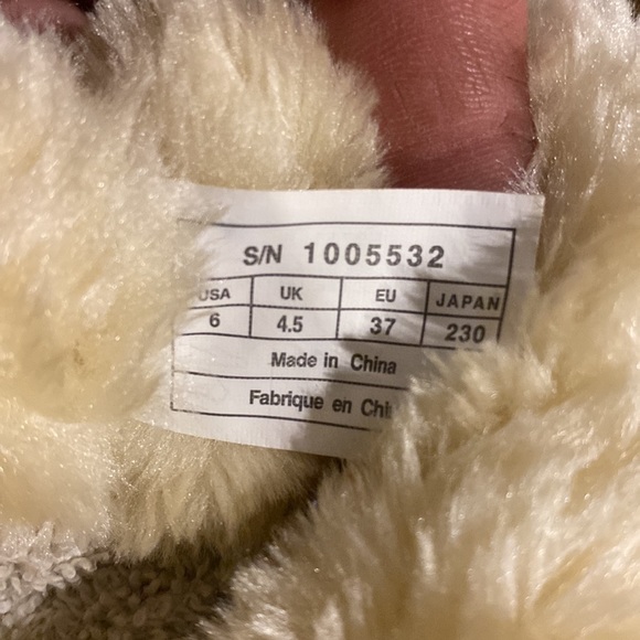 UGG BAILY BOW TALL SIZE 6 wheat - Picture 6 of 6